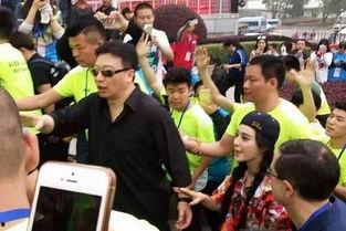 中国吃瓜群众表演,全民娱乐时代的狂欢与反思  第2张